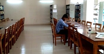 ডিজিটাল যুগে গ্রন্থাগার থেকে দূরে সরে যাচ্ছে তরুণ প্রজন্ম