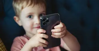 অ্যাপ ডাউনলোডে বয়স যাচাই ব্যবস্থা চালু করল অ্যাপল