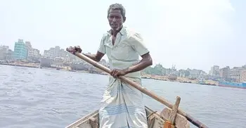 বুড়িগঙ্গার বুকে ২৫ বছরের সংগ্রাম, ভাগ্য বদলায়নি রইস উদ্দিনের