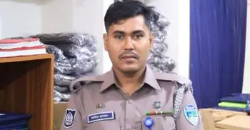নারীকে বাঁচাতে জীবনের ঝুঁকি নিয়ে নদীতে ঝাঁপ দিলেন পুলিশ সদস্য