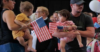 শ্বেতাঙ্গদের অগ্রাধিকার দিয়ে সর্বনিম্ন শরণার্থী কোটা ঘোষণা ট্রাম্পের