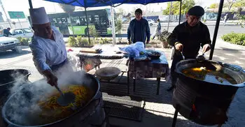 উজবেকদের ঐতিহ্যবাহী খাবার পিলাফ, রান্না করা হয় বিশাল কড়াইয়ে