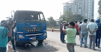 ঢাকা-রংপুর মহাসড়কে দাঁড়িয়ে থাকা লরিতে আগুন