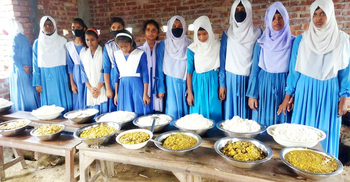 স্কিল কোর্সের অংশ হিসেবে বিদ্যালয়ে রান্না করলো ১০০ শিক্ষার্থী