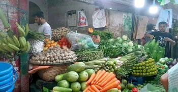 টমেটোর ডাবল সেঞ্চুরি, গাজর ১৬০ টাকা কেজি