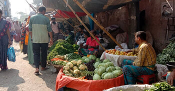 রাজশাহীতে বেড়েছে শীতকালীন সবজির দাম, কমেছে পেঁয়াজের