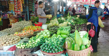 Veg prices out of reach, consumers feel the heat as tomatoes hit Tk 280 a kg