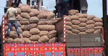 প্রায় ৫ মাস পর ভোমরা বন্দর দিয়ে পেঁয়াজ আমদানি শুরু