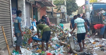 বকেয়া বিল ‘পরিশোধ না করায়’ শপিংমলের সামনে ময়লার স্তূপ