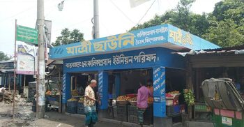 যাত্রী ছাউনি দখল করে ব্যবসা