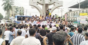 পিকনিকের লঞ্চে হামলা: প্রতিবাদে ভৈরবে ঢাকা-সিলেট মহাসড়ক অবরোধ