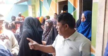 বিএনপি ও রিকশার প্রার্থীর বোরকা বিতরণ-হামলার পাল্টাপাল্টি অভিযোগ