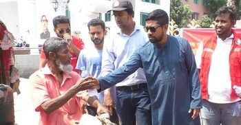 ভোলায় পথচারীদের মাঝে স্যালাইন-পানি বিতরণ