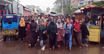 ভোলায় বৃষ্টিতে ভিজেই শিক্ষার্থীদের বিক্ষোভ