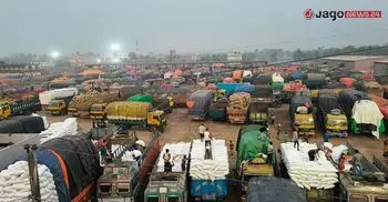 জ্বালানি সংকটে মিলছে না ট্রাক, জমছে পণ্যের স্তূপ