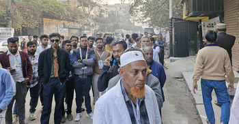 সকালেই কেন্দ্রে হাজির ঢাকা-১৮ আসনের ভোটাররা