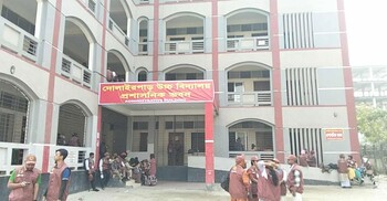 সরঞ্জাম নিতে জড়ো হচ্ছেন ঢাকা-৪ এর নির্বাচনি কর্মকর্তা-কর্মচারীরা