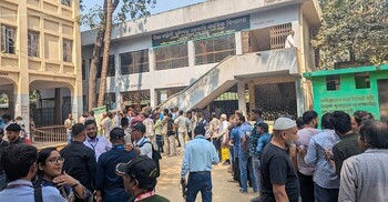 চট্টগ্রামে ভোটগ্রহণে ধীরগতি, বাড়ছে ভোটারদের লাইন