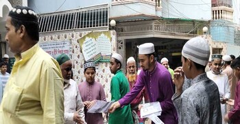 নামাজ শেষে ভোটের আহ্বান, মসজিদ প্রাঙ্গণে লিফলেট বিতরণ