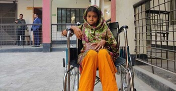 দুই ঘণ্টায়ও ভোট দিতে পারেননি হুইলচেয়ারে কেন্দ্রে আসা খুরশিদা