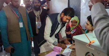 গলাচিপা মাধ্যমিক বিদ্যালয়ে জীবনের প্রথম ভোট দিলেন ভিপি নুর