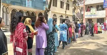 লাইনে অপেক্ষা, শৃঙ্খল পরিবেশে চলছে ভোটগ্রহণ