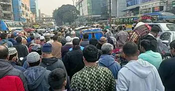 জানাজা শেষে হেঁটে গন্তব্যে ফিরছেন মানুষ