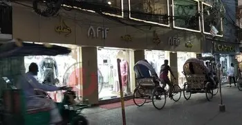 নির্ধারিত সময়ের পরও খোলা ওয়ারীর বিপণিবিতান, নির্দেশনা মানতে গড়িমসি