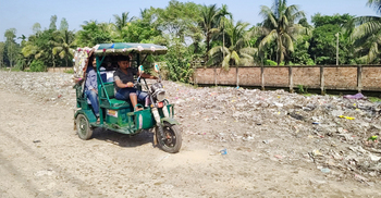 দুর্গন্ধ আর মশা-মাছিতে অতিষ্ঠ এলাকাবাসী