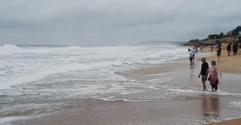 ঘূর্ণিঝড় মন্থার আতঙ্কে উপকূলীয় এলাকায় মাইকিং শুরু