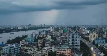 ঢাকার আকাশে মেঘের আনাগোনা, কমতে পারে গরম