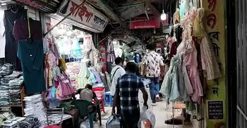 কেরানীগঞ্জের পাইকারি কাপড়ের বাজার জমজমাট