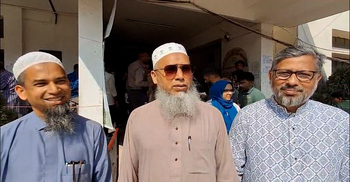 জহুরের নামাজ শেষে দলবেঁধে ভোট দিতে এলেন মুসল্লীরা