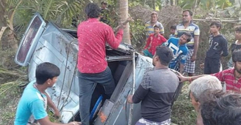 পশ্চিমবঙ্গে পুকুরে উল্টে পড়লো স্কুলবাস, তিন শিক্ষার্থী নিহত