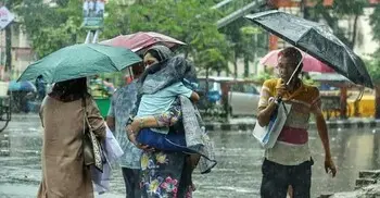 বৃষ্টির ভেজা মুহূর্ত, কিন্তু সতর্কতা জরুরি