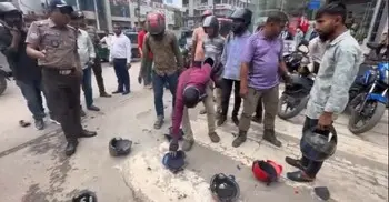 রাজধানীতে জনসচেতনতা বাড়াতে ভাঙা হলো নিম্নমানের হেলমেট