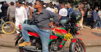 শপথ অনুষ্ঠানে অভিনব কায়দায় সংসদের সামনে বিএনপির নেতাকর্মীরা