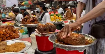 ছুটির দিনে জমজমাট নাজিরা বাজারের ইফতার হাট