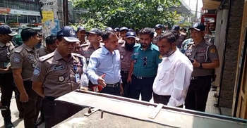 ফুটপাত দখলমুক্ত করতে শেওড়াপাড়ায় ডিএমপির অভিযান