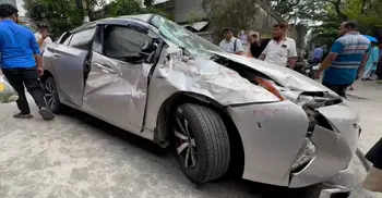 দুর্ঘটনায় দুমড়ে-মুচড়ে গেল ঢাবির বাস , আহত অনেকে!