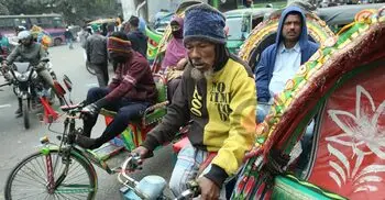 ঢাকায় কনকনে ঠান্ডা, দুর্ভোগে খেটে খাওয়া মানুষ