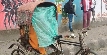 কনকনে শীতে বাতাস যেন সুঁইয়ের ফলার মতো বিঁধছে