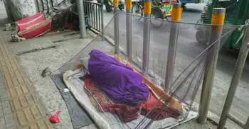 কুয়াশার চাদরে ঢাকা ঘরহীন মানুষের গল্প