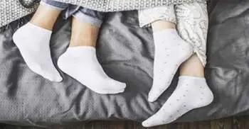 শীতে আরামের খোঁজে মোজা, সম্পর্কে পড়ছে কি তার ছাপ?