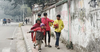 হাড় কাঁপানো শীত, তবু থেমে নেই জীবন