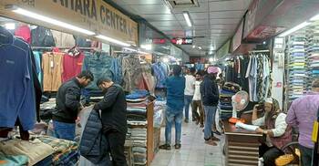 তীব্র শীতে নিউমার্কেটে জমে উঠেছে গরম কাপড়ের বাজার