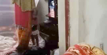 ঝুলন্ত মায়ের পা ধরে কাঁদছিলো অবুঝ শিশুটি