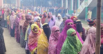 সিরাজগঞ্জে কেন্দ্রে পুরুষের তুলনায় নারীদের ভিড়