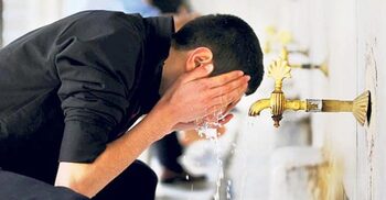 অজু করার সময় কথা বললে কি অজু মাকরুহ হয়ে যায়?