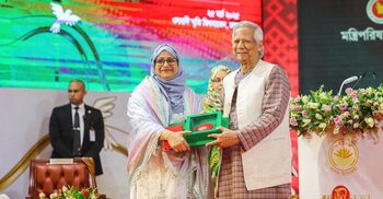 স্বাধীনতা পুরস্কার তুলে দিলেন প্রধান উপদেষ্টা